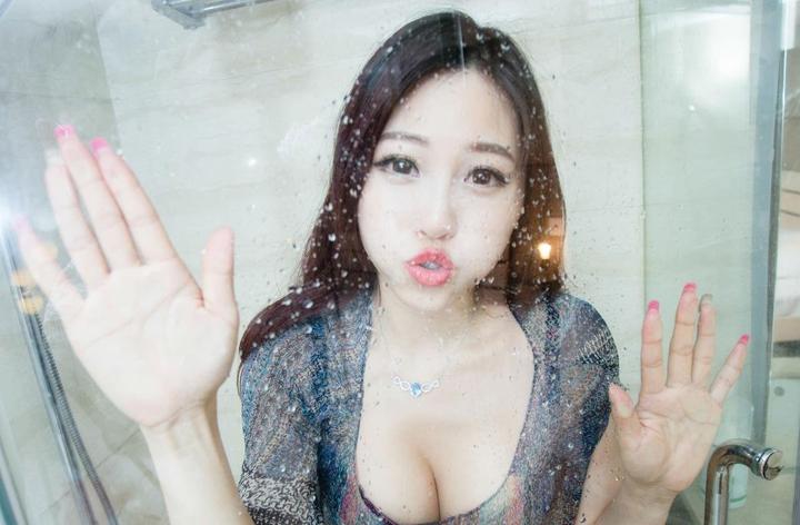 乳房高潮的身体表现